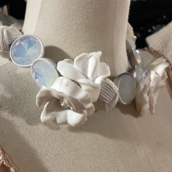 RARE SIGNED J CREW STATEMENT LG WHITE BRULEE RUBBER FLOWER CRYSTAL NECKLACE - Picture 4 of 9